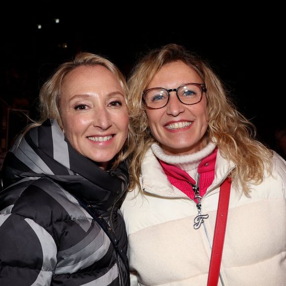 Exclusif - Audrey Lamy et sa soeur Alexandra Lamy - Projection du court métrage "Allez ma Fille" réalisé par C.Jouannet lors du 27éme Festival International du Film de Comédie de l'Alpe d'Huez, le 17 janvier 2024. A cette occasion, la famille était réunie au grand complet, A.Lamy et son ex-compagnon, T.Joaunnet, sa femme A.Deutsch, leurs filles, Mado et Ysée. 
© Dominique Jacovides / Bestimage