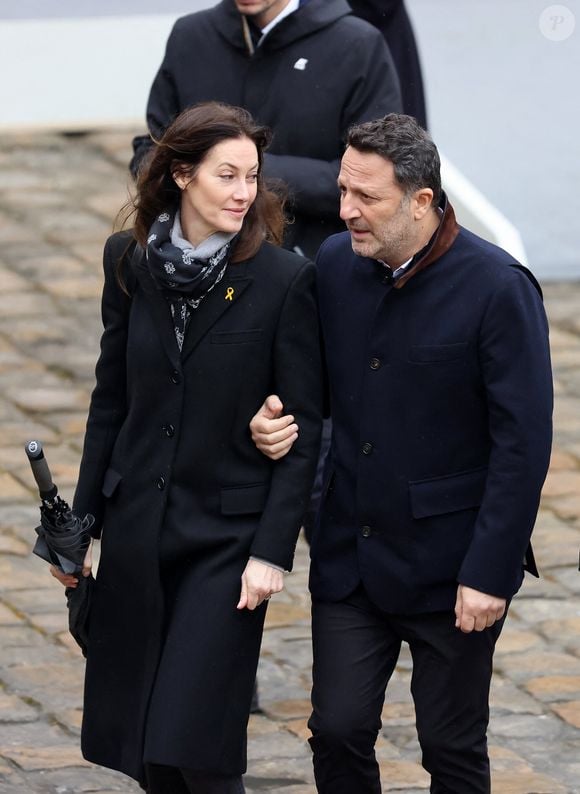 Mareva Galanter (Miss France 1999) et Arthur (Jacques Essebag) - Cérémonie d’hommage national aux victimes françaises des attaques terroristes du 7 octobre en Israël dans la cour d’honneur de l’Hôtel national des Invalides, à Paris, France, le 7 février 2024. © Dominique Jacovides/Bestimage