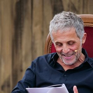 Mais difficile pour Stéphane Guillon de véritablement rester tranquille. 

Correspondance Lettres de Catherine et Antoine Robbe-Grillet : "L'amour à l'oeuvre." Mise en scène par Antoine Courtray, adaptation Françoise Hamel avec Maria de Medeiros et Stéphane Guillon. © Marc Cousin / Bestimage