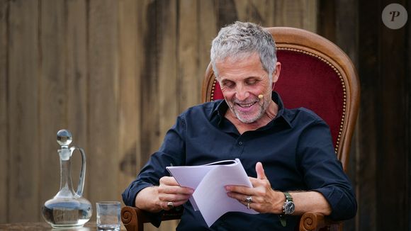 Mais difficile pour Stéphane Guillon de véritablement rester tranquille. 

Correspondance Lettres de Catherine et Antoine Robbe-Grillet : "L'amour à l'oeuvre." Mise en scène par Antoine Courtray, adaptation Françoise Hamel avec Maria de Medeiros et Stéphane Guillon. © Marc Cousin / Bestimage