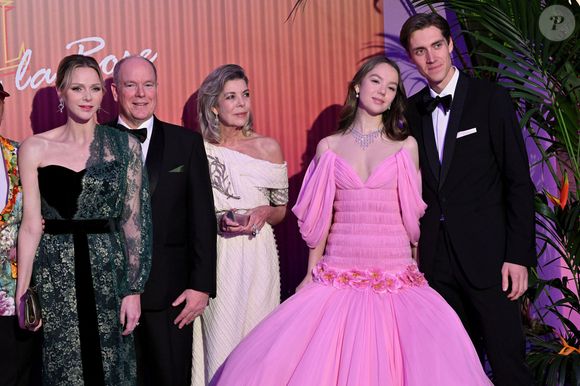 La princesse Charlene de Monaco le prince Albert II de Monaco, Caroline de Hanovre,  Alexandra de Hanovre et son compagnon Ben Sylvester Strautmann durant la 69ème édition du Bal de la Rose, à Monaco, le 29 mars 2025.

Photo :  Bruno Bebert / Pool Monaco / Bestimage