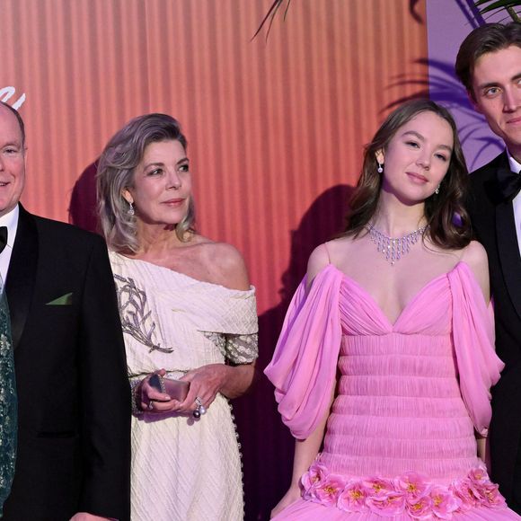La princesse Charlene de Monaco le prince Albert II de Monaco, Caroline de Hanovre,  Alexandra de Hanovre et son compagnon Ben Sylvester Strautmann durant la 69ème édition du Bal de la Rose, à Monaco, le 29 mars 2025.

Photo :  Bruno Bebert / Pool Monaco / Bestimage