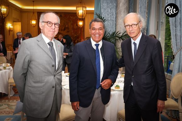 Pierre Sellal, Emmanuel Kasarhérou et Thierry Moulonguet ont eux aussi assisté à la soirée 

Exclusif - Pierre Sellal, Emmanuel Kasarhérou et Thierry Moulonguet - Quelques semaines après avoir ouvert la Journée de l'Assemblée nationale dédiée à l'Engagement, le samedi 11 avril 2026, M.Ladreit de Lacharrière a reçu Y.Braun-Pivet pour un prestigieux dîner du Cercle de la Revue des Deux Mondes, le 8 juin 2026. 
© Jack Tribeca / Bestimage