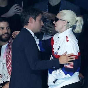 Gabriel Attal et Lady Gaga - Lady Gaga et son fiancé Michael Polansky assistent à la victoire de Léon Marchand sur 400 m 4 nage lors des Jeux Olympiques de Paris à La Defense Arena à Nanterre. © Dominique Jacovides-Pierre Perusseau/Bestimage 