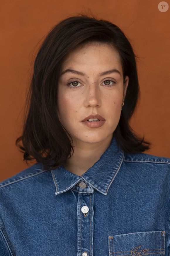 Adele Exarchopoulos au village lors des Internationaux de France de Tennis de Roland Garros, à Paris. © Cyril Moreau/Bestimage