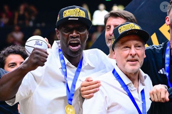 Omar Sy était bien sûr aux premières loges de ce match, au côté de David Kahn, le patron américain du Paris Basketball 

Omar Sy and David Kahn ( president Paris Basket ) following the Betclic Elite Final match between Paris Basketball and AS Monaco Basket at Adidas Arena on June 24, 2025 in Paris, France. ( Photo by Dante Badano / PSNewz ) -