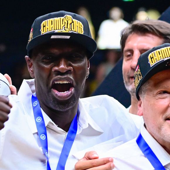 Omar Sy était bien sûr aux premières loges de ce match, au côté de David Kahn, le patron américain du Paris Basketball 

Omar Sy and David Kahn ( president Paris Basket ) following the Betclic Elite Final match between Paris Basketball and AS Monaco Basket at Adidas Arena on June 24, 2025 in Paris, France. ( Photo by Dante Badano / PSNewz ) -