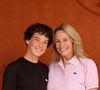 Estelle Lefébure revient aussi sur sa grossesse tardive et son bonheur d’être mère.

Estelle Lefébure et son fils Giulano Ramette au photocall du village lors des Internationaux de France de Tennis de Roland Garros 2026, à Paris, France, le 29 mai 2026. © Dominique Jacovides/Bestimage