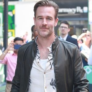 Nashville, TN FILE PHOTOS James Van Der Beek, la star de la série pour adolescents des années 1990 "Dawson's Creek", est décédé mercredi à l'âge de 48 ans après une bataille contre le cancer, a annoncé sa femme sur les médias sociaux.

Photo : Backgrid USA / Bestimage