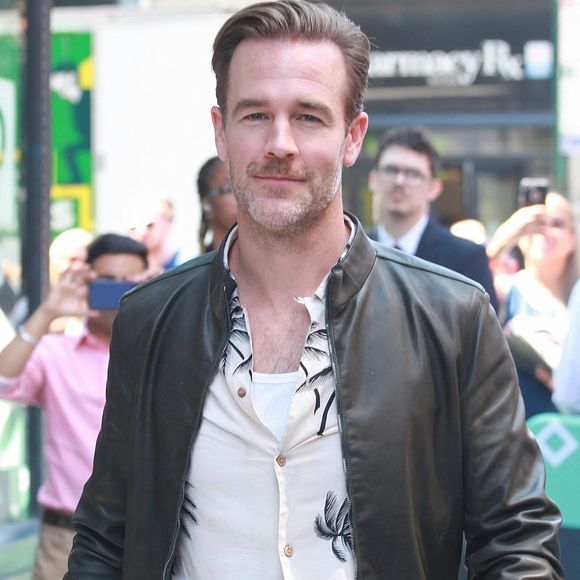 Nashville, TN FILE PHOTOS James Van Der Beek, la star de la série pour adolescents des années 1990 "Dawson's Creek", est décédé mercredi à l'âge de 48 ans après une bataille contre le cancer, a annoncé sa femme sur les médias sociaux.

Photo : Backgrid USA / Bestimage