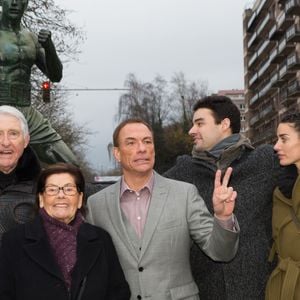 Jean-Claude Van Damme pose avec ses parents Eugène Van Varenbergh et Eliana Van Varenbergh et ses enfants Bianca Bree et Kristopher Van Varenberg à Bruxelles, le 15 décembre 2017.