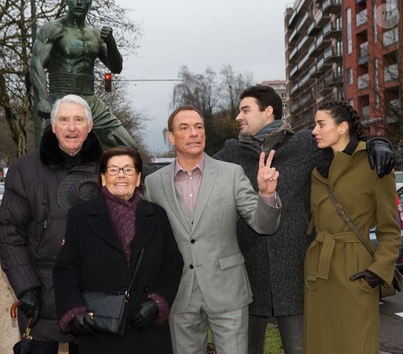 Jean-Claude Van Damme pose avec ses parents Eugène Van Varenbergh et Eliana Van Varenbergh et ses enfants Bianca Bree et Kristopher Van Varenberg à Bruxelles, le 15 décembre 2017.