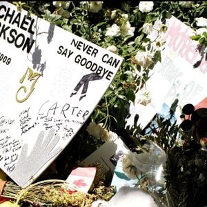 Bien que Michael Jackson ait déménagé depuis longtemps de son célèbre ranch Neverland à Los Olivos, en Californie, le 11 juillet 2009, dans les jours qui ont suivi sa mort, ses fans lui ont rendu hommage en laissant des cartes, des fleurs, des bougies et d'autres souvenirs devant ses portes, où, en son honneur, les propriétaires actuels du ranch ont joué sa musique par le biais de haut-parleurs. 
FAME PICTURES / BESTIMAGE