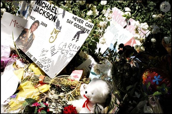 Bien que Michael Jackson ait déménagé depuis longtemps de son célèbre ranch Neverland à Los Olivos, en Californie, le 11 juillet 2009, dans les jours qui ont suivi sa mort, ses fans lui ont rendu hommage en laissant des cartes, des fleurs, des bougies et d'autres souvenirs devant ses portes, où, en son honneur, les propriétaires actuels du ranch ont joué sa musique par le biais de haut-parleurs. 
FAME PICTURES / BESTIMAGE