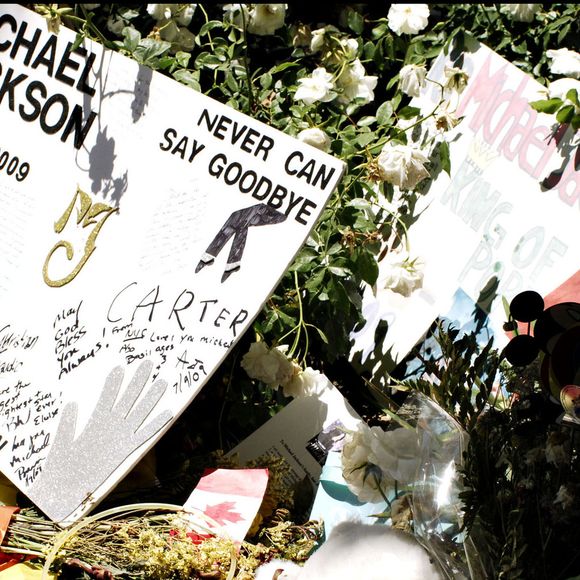 Bien que Michael Jackson ait déménagé depuis longtemps de son célèbre ranch Neverland à Los Olivos, en Californie, le 11 juillet 2009, dans les jours qui ont suivi sa mort, ses fans lui ont rendu hommage en laissant des cartes, des fleurs, des bougies et d'autres souvenirs devant ses portes, où, en son honneur, les propriétaires actuels du ranch ont joué sa musique par le biais de haut-parleurs. 
FAME PICTURES / BESTIMAGE