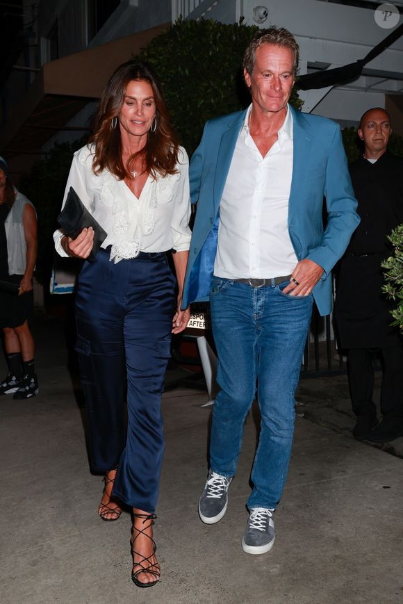Le mannequin Cindy Crawford et son mari, Rande Gerber, ont été aperçus lors d'un dîner romantique au célèbre restaurant Giorgio Baldi à Santa Monica.