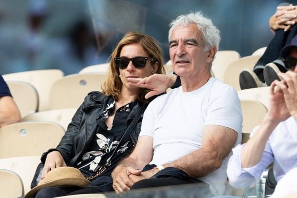 En effet, l'ancien sélectionneur des Bleus s'est affiché aux côtés de sa nouvelle compagne lors du tournoi de Roland-Garros. 
Raymond Domenech et sa compagne dans les tribunes lors des Internationaux de France de Tennis de Roland Garros 2025, à Paris, France, le 3 juin 2025. © Jacovides-Moreau/Bestimage