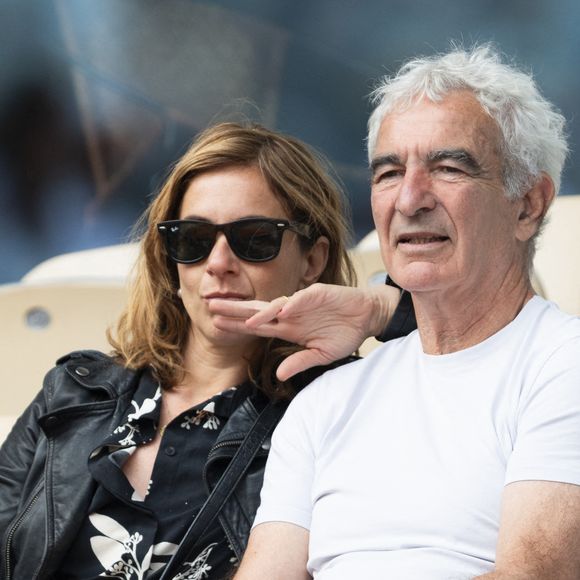 En effet, l'ancien sélectionneur des Bleus s'est affiché aux côtés de sa nouvelle compagne lors du tournoi de Roland-Garros. 
Raymond Domenech et sa compagne dans les tribunes lors des Internationaux de France de Tennis de Roland Garros 2025, à Paris, France, le 3 juin 2025. © Jacovides-Moreau/Bestimage