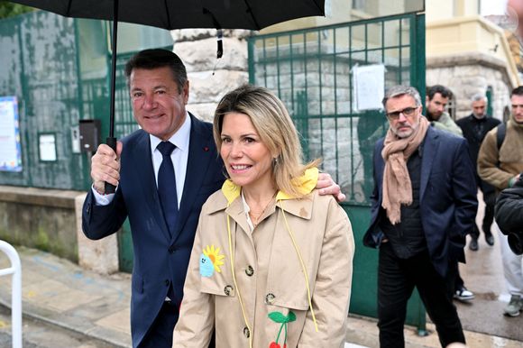 "Le secret de ma grand-mère, 94 ans (...) : une pratique millénaire", écrit-elle avec fierté, ravie d'avoir enfin "trouvé celle qui le faisait aussi bien que pour elle".

Christian Estrosi, le maire de Nice, et son épouse Laura Tenoudji Estrosi et leur fille Bianca, durant la journée de vote du 2ème tour des élections municipales à Nice, le 22 mars 2026.