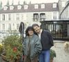 Pierre Perret a ouvert les portes de son cocon, une ferme restaurée à Nangis (environ 75 km de Paris) qu'il avait achetée avec son épouse disparue depuis janvier, Rebecca.

Archives -  En France, à Nangis, Pierre Perret et sa femme Rebecca chez eux Michel Marizy via Bestimage