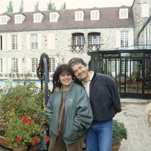 Pierre Perret a ouvert les portes de son cocon, une ferme restaurée à Nangis (environ 75 km de Paris) qu'il avait achetée avec son épouse disparue depuis janvier, Rebecca.

Archives -  En France, à Nangis, Pierre Perret et sa femme Rebecca chez eux Michel Marizy via Bestimage