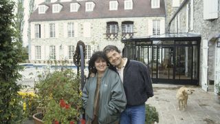Poulailler, potager bien garni... Pierre Perret a de nombreuses ressources naturelles dans sa maison de Nangis, il en fait profiter ses amis