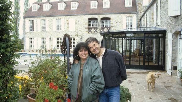 Poulailler, potager bien garni... Pierre Perret a de nombreuses ressources naturelles dans sa maison de Nangis, il en fait profiter ses amis