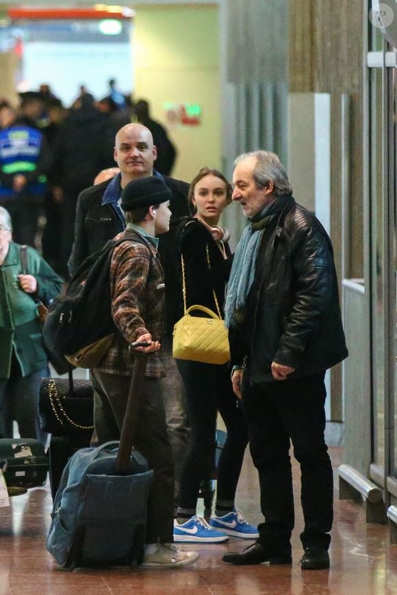 Exclusif - Vanessa Paradis vient chercher ses enfants Lily-Rose et Jack Depp à l'aéroport Roissy CDG, près de Paris le 19 mars 2017. Elle est accompagnée de son homme de confiance et chauffeur Philippe Fendt .