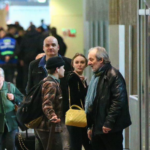 Exclusif - Vanessa Paradis vient chercher ses enfants Lily-Rose et Jack Depp à l'aéroport Roissy CDG, près de Paris le 19 mars 2017. Elle est accompagnée de son homme de confiance et chauffeur Philippe Fendt .
