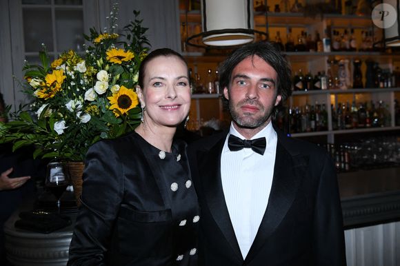 Ainsi, avec son fils, Louis, la comédienne se prépare aux funérailles de son ancien amour. 

Carole Bouquet et son fils Louis Giacobetti - Soirée du film "Megalopolis" à la Petite Maison Cannes lors du 77ème Festival International du Film de Cannes le 16 mai 2024. © Rachid Bellak/Bestimage