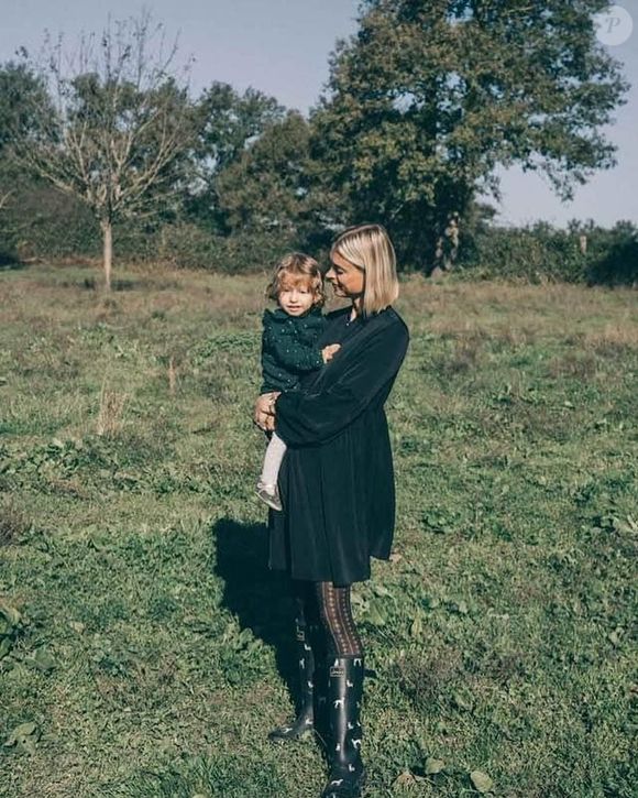 Devenue maman d'un petit garçon prénommé Arsène le 19 mars dernier, Roxane Augoyard a révélé qu'elle allait prochainement devoir se faire opérer à cause d'une complication liée à sa dernière grossesse

Roxane Augoyard de "Familles nombreuses" a donné naissance à son 5e enfant @Instagram