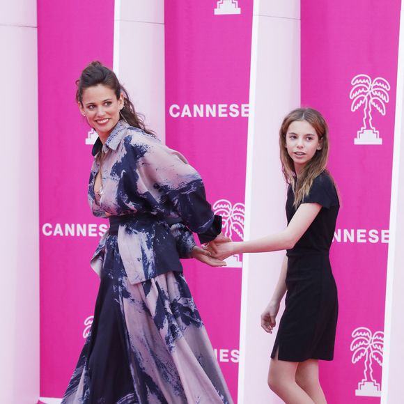 Lucie Lucas (Cannes Confidential) et sa fille Lilou -  Photocall (tapis rose) du festival Canneseries saison 6 au palais des festivals à Cannes le 16 avril 2023.

© Denis Guignebourg / Bestimage