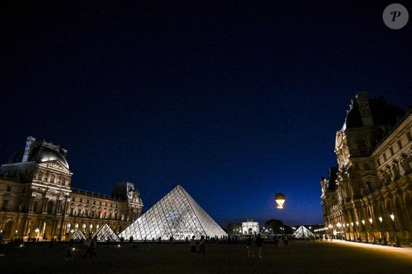 Les malfaiteurs n'ont pas encore été arrêtés par les forces de l'ordre.

Illustration du chaudron vu du musée du Louvres avec la flamme olympique qui survole le jardin des Tuileries lors des Jeux Olympiques de Paris2024 (JO) le 28 juillet 2024.