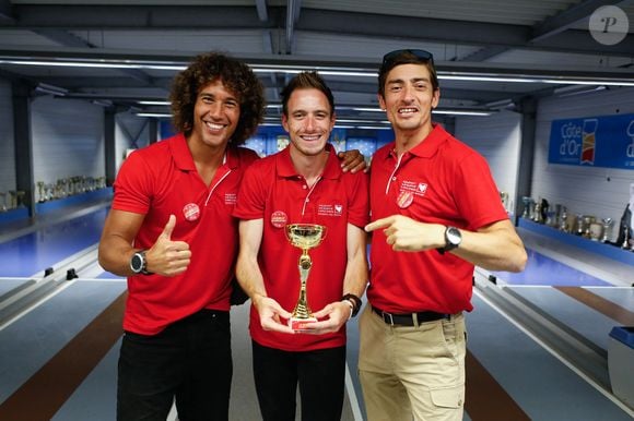 Exclusif - L'équipe "Koh Lanta" : Laurent Maistret, Dorian Louvet, Claude Dartois remporte le tournoi de quilles - Quille solidaire à la veille de l'étape du coeur de l'association Mécénat Chirurgie Cardiaque "MCC" lors du Tour de France 2024 à Gevrey-Chambertin, France, le 4 juillet 2024. © Christophe Clovis/Bestimage