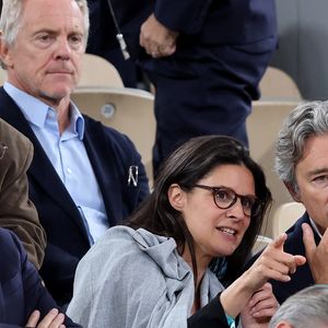 Michel Denisot, Apolline de Malherbe, Laurent Solly, Jean-Charles Tréhan (Directeur des relations extérieures chez LVMH), Valérie Expert dans les tribunes lors des Internationaux de France de Tennis de Roland Garros 2025, à Paris, France, le 4 juin 2025. © Jacovides-Moreau/Bestimage