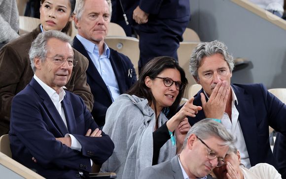 Michel Denisot, Apolline de Malherbe, Laurent Solly, Jean-Charles Tréhan (Directeur des relations extérieures chez LVMH), Valérie Expert dans les tribunes lors des Internationaux de France de Tennis de Roland Garros 2025, à Paris, France, le 4 juin 2025. © Jacovides-Moreau/Bestimage