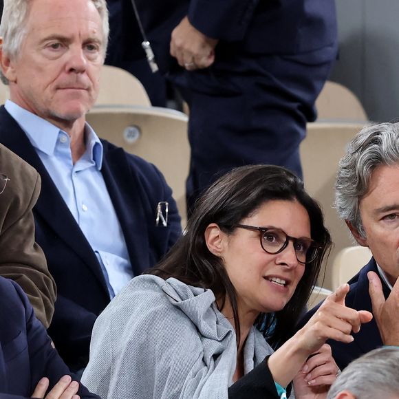 Michel Denisot, Apolline de Malherbe, Laurent Solly, Jean-Charles Tréhan (Directeur des relations extérieures chez LVMH), Valérie Expert dans les tribunes lors des Internationaux de France de Tennis de Roland Garros 2025, à Paris, France, le 4 juin 2025. © Jacovides-Moreau/Bestimage