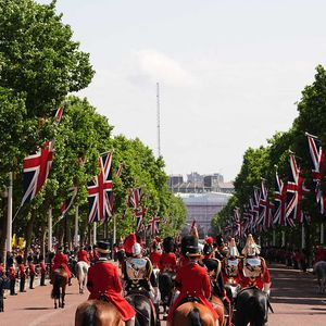 Les membres du Household Cavalry Mounted Regiment quittent le palais de Buckingham avant la cérémonie du drapeau dans le centre de Londres, alors que le roi Charles III célèbre son anniversaire officiel. 14 juin 2025. Photo by Aaron Chown/PA Wire/ABACAPRESS.COM