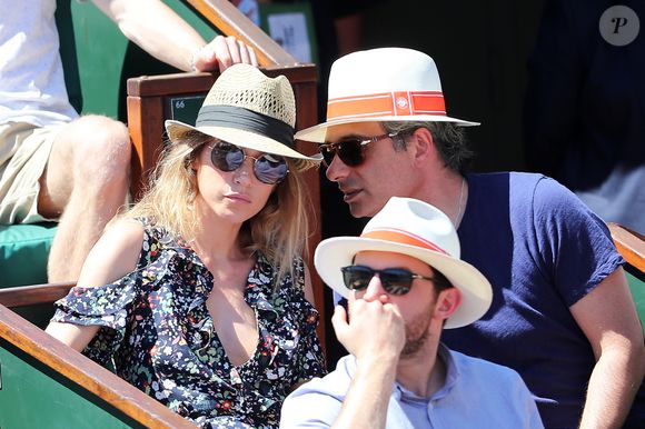 Pour surmonter ce drame, Laura Smet peut compter sur ses soutiens les plus précieux : son mari, Raphaël Lancrey-Javal, et leur petit garçon Léo. 

Laura Smet et son compagnon Raphaël - Personnalités dans les tribunes lors des internationaux de France de Roland Garros à Paris. Le 10 juin 2017.

© Jacovides - Moreau / Bestimage