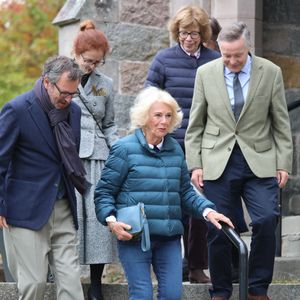 Le 27 septembre 2025, la reine Camilla (Camilla Parker Bowles, reine consort d'Angleterre) assistait au festival littéraire de Braemar, où son fils Tom Parker Bowles était invité à prendre la parole. Photo : GOFF  / BESTIMAGE
