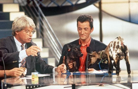 Christophe Dechavanne et Patrice Carmouze sur le plateau de Coucou C'est Nous sur TF1 à Paris le 12 septembre 1992. L'émission a été diffusée du 22 septembre 1992 au 1er juillet 1993 et a repris en 1995. Photo by Pascal Baril/ABACAPRESS.COM