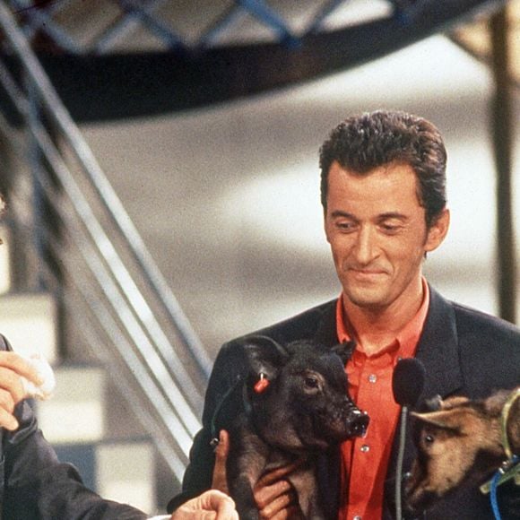 Christophe Dechavanne et Patrice Carmouze sur le plateau de Coucou C'est Nous sur TF1 à Paris le 12 septembre 1992. L'émission a été diffusée du 22 septembre 1992 au 1er juillet 1993 et a repris en 1995. Photo by Pascal Baril/ABACAPRESS.COM