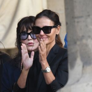 Isabelle Adjani et Virginie Ledoyen - Personnalités aux obsèques de Jean-Paul Rappeneau en l’église Saint-Sulpice à Paris le 10 septembre 2026 ©Agence/Bestimage