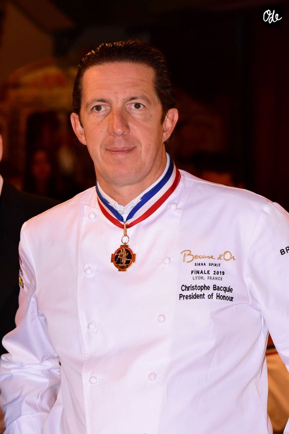 Le chef Christophe Bacquié lors du dîner de gala des Grands Chefs du monde à l'Abbaye Collonges - Paul Bocuse à Collonges-au-Mont-d'Or, Lyon, France, le 29 janvier 2019. 200 chefs – soit 250 étoiles – rendront hommage à P.Bocuse près d’un an jour pour jour après sa disparition. En cuisine, les chefs C.Muller, O.Couvin et G.Reinhardt revisiteront les plats emblématiques et marquants de l’histoire de la gastronomie, juste après un cocktail orchestré par les brasseries Paul Bocuse, avec un service assuré par l’Institut P.Bocuse. © Romain Doucelin/Bestimage