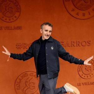 Cette journée de quarts de finale rapproche un peu plus les athlètes de l'ultime étape du tournoi, avec une finale dames programmée le samedi 6 juin et une finale messieurs le dimanche 7 juin.
Elie Semoun au village lors des Internationaux de France de Tennis de Roland Garros 2026. Paris, le 3 juin 2026.
© Jacovides-Moreau / Bestimage