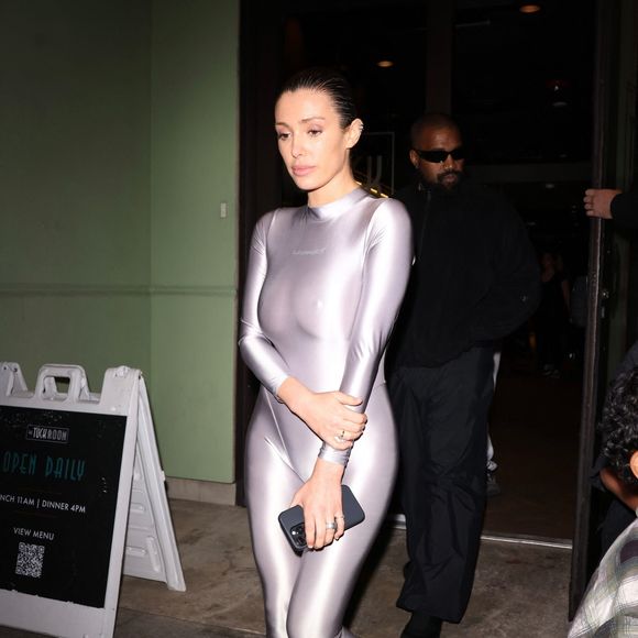 Los Angeles, CA - Le rappeur Kanye West emmène sa femme, Bianca Censori, et ses enfants, Psalm, Chicago et Saint, voir un film de Pâques à Los Angeles.