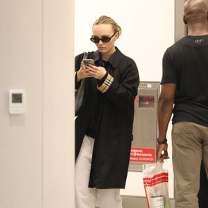 Los Angeles : Le mannequin Lily-Rose Depp est arrivée discrètement à Los Angeles. La fille de Johnny Depp et Vanessa Paradis a été aperçue en compagnie de son garde du corps à son arrivée dans la ville.

Photo : Backgrid USA / Bestimage
