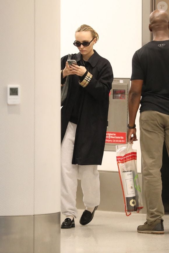 Los Angeles : Le mannequin Lily-Rose Depp est arrivée discrètement à Los Angeles. La fille de Johnny Depp et Vanessa Paradis a été aperçue en compagnie de son garde du corps à son arrivée dans la ville.

Photo : Backgrid USA / Bestimage
