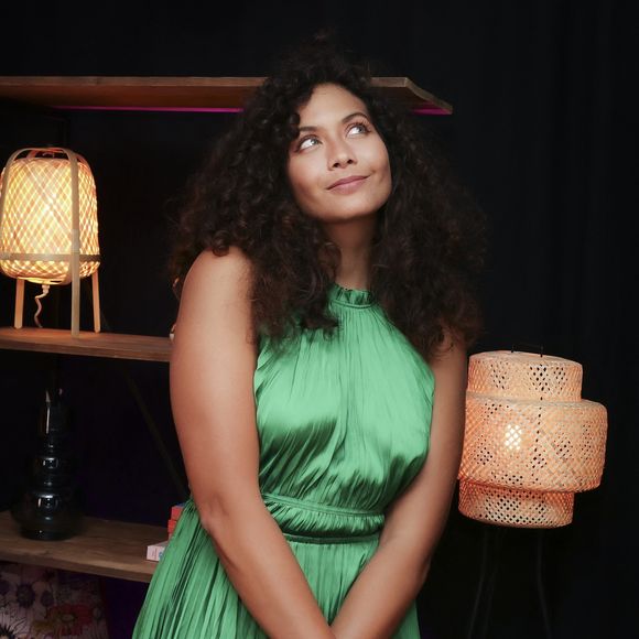 Vaimalama Chaves pose pour notre entretien En Privé avec, dans le cadre de la promotion de son premier livre "O Vai" (éd. First) - dans les locaux de Webedia