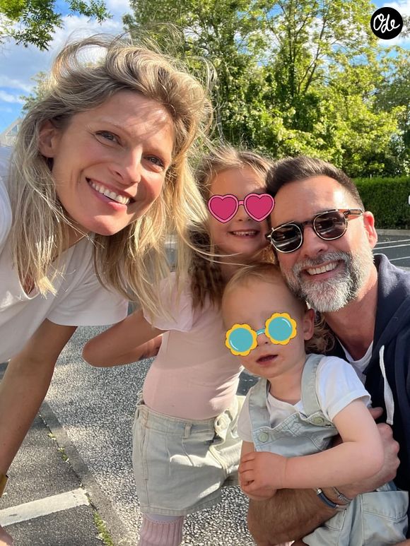 Depuis leur union, Alexia Barlier, Paul Leyden et leurs deux enfants vivent entre leurs deux pays d'origine, la France et l'Australie, et passent aussi beaucoup de temps aux États-Unis où Paul Leyden a su s'imposer dans le petit monde d'Hollywood.

Alexia Barlier et son mari, l'acteur australien Paul Leyden, ainsi que leurs enfants, Raphaëlle et Pierce James, en juin 2025.

Instagram @alexiabarlier